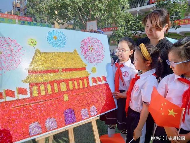 女孩坐缆车悬空被挂车外，游客扔掉雪橇飞奔上前，众人合力救下